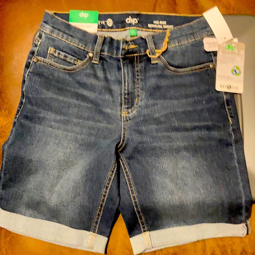 Mid rise Bermuda Short size 6
